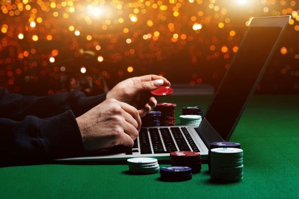 Dealer kasino profesional membagikan kartu dalam sesi live casino di asiawd